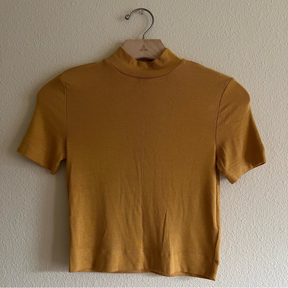 Aritzia Babaton mustard crop ribbed short sleeve shirt with mock turtle neck.